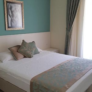 Zimmer mit Kingsize-Bett